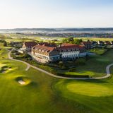 Blick auf das Hotel mit Golfanlage von oben