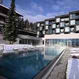 Hotel mit Pool davor