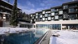 Hotel mit Pool davor