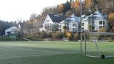 Fußballplatz mit dem Hotelgebäude im Hintergrund