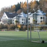 Fußballplatz mit dem Hotelgebäude im Hintergrund