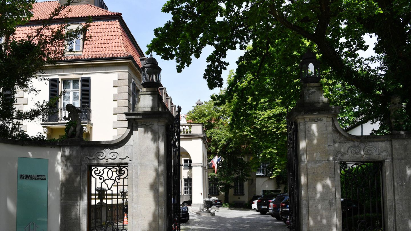 #2 Österreich Einfahrt zum Hotel mit großen Bäumen