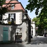 Einfahrt zum Hotel mit großen Bäumen