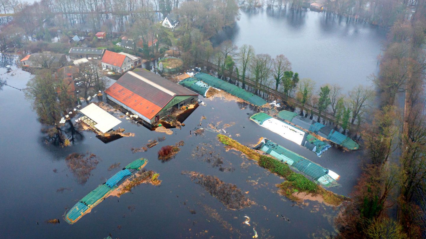 Ein Hof im Bremer Ortsteil Timmersloh steht unter Wasser, wie diese Luftaufnahme eindringlich zeigt