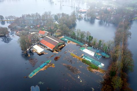 Ein Hof im Bremer Ortsteil Timmersloh steht unter Wasser, wie diese Luftaufnahme eindringlich zeigt