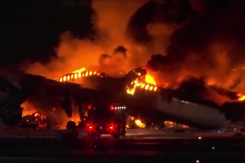 Video: Tote und brennender Airbus nach Flugzeug-Kollision in Japan