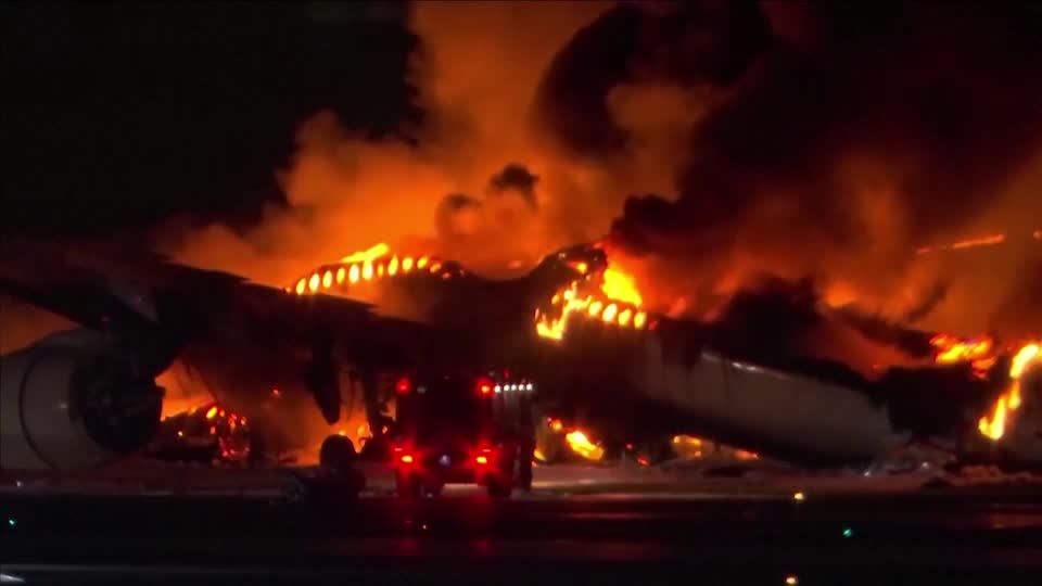 Video: Tote und brennender Airbus nach Flugzeug-Kollision in Japan Video: Tote und brennender Airbus nach Flugzeug-Kollision in Japan