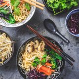 Leichtes Abendessen: Schnelle Miso-Suppe mit frischem Gemüse und Reisnudeln