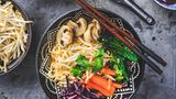 Leichtes Abendessen: Schnelle Miso-Suppe mit frischem Gemüse und Reisnudeln