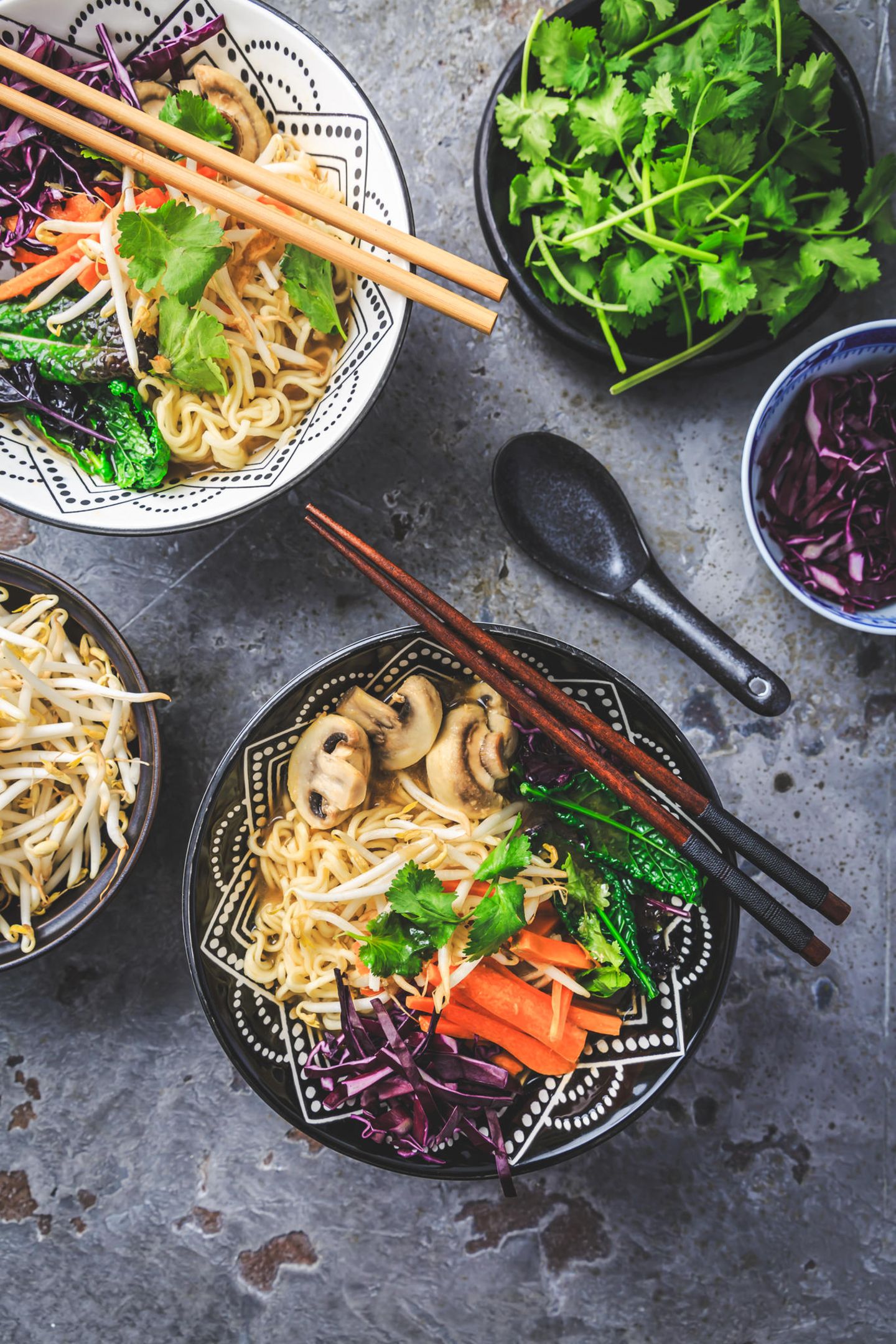 Leichtes Abendessen: Schnelle Miso-Suppe mit frischem Gemüse und Reisnudeln Leichtes Abendessen: Schnelle Miso-Suppe mit frischem Gemüse und Reisnudeln