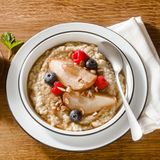 Darmschmeichler-Frühstück: Quinoa-Porridge mit Joghurt und karamellisierter Birne
