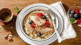 Darmschmeichler-Frühstück: Quinoa-Porridge mit Joghurt und karamellisierter Birne