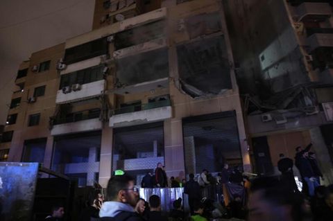 Menschen versammeln sich am Explosionsort in Beirut