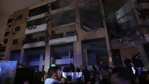 Menschen versammeln sich am Explosionsort in Beirut