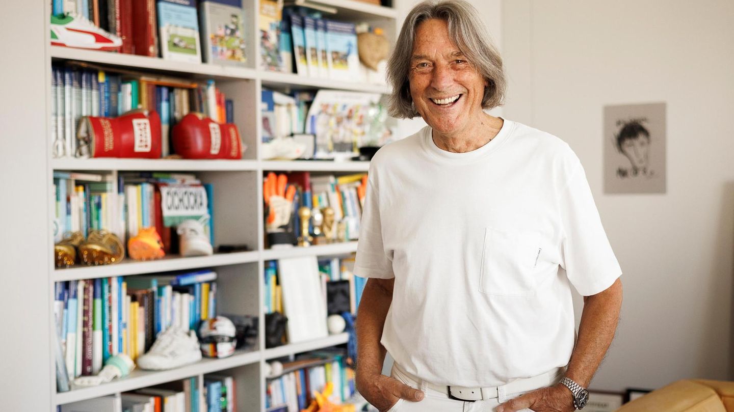 Hans-Wilhelm Müller-Wohlfahrt, 81, in seiner Praxis in München