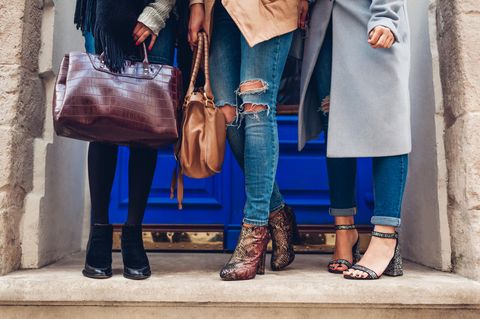 Personen tragen Handtaschen