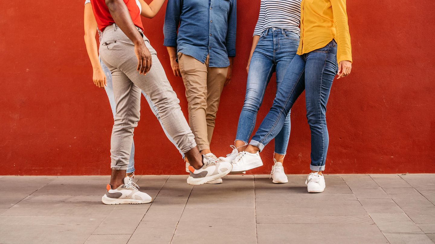 Personen tragen Sneaker-Trends