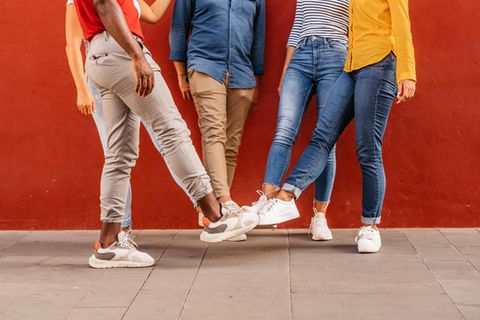 Personen tragen Sneaker-Trends