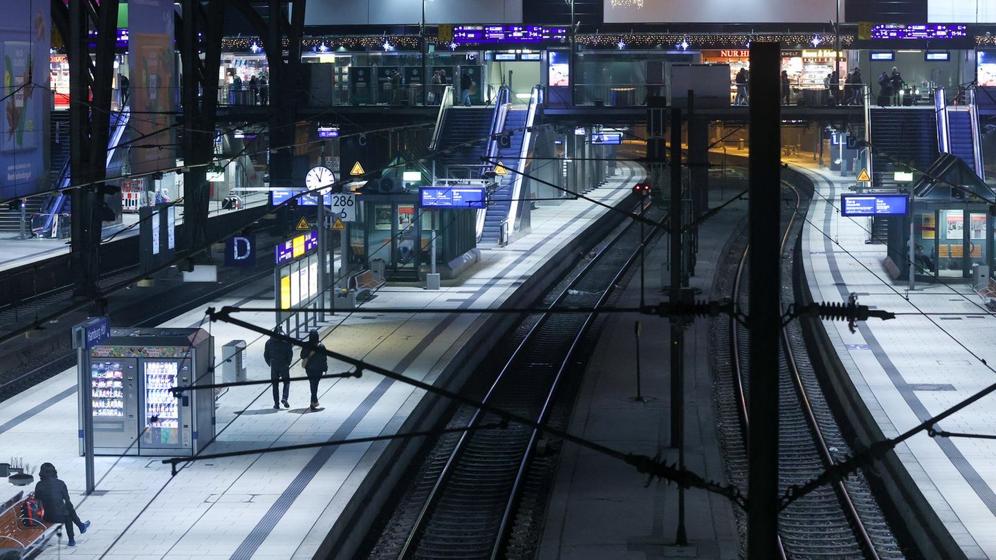Der Hamburger Hauptbahnhof während des GDL-Streiks im Dezember. Nur drei Menschen sind unterwegs
