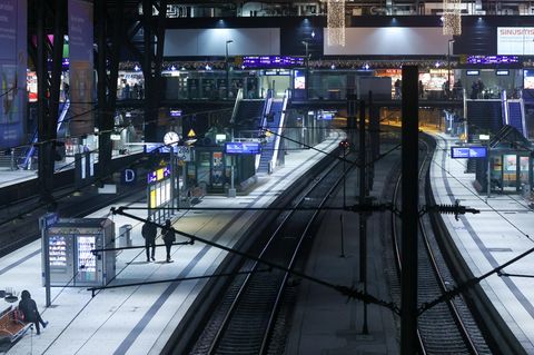 Der Hamburger Hauptbahnhof während des GDL-Streiks im Dezember. Nur drei Menschen sind unterwegs