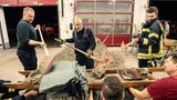 In Altenglan im Landkreis Kusel befüllen Einsatzkräfte der Freiwillige Feuerwehr Sandsäcke
