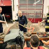 In Altenglan im Landkreis Kusel befüllen Einsatzkräfte der Freiwillige Feuerwehr Sandsäcke