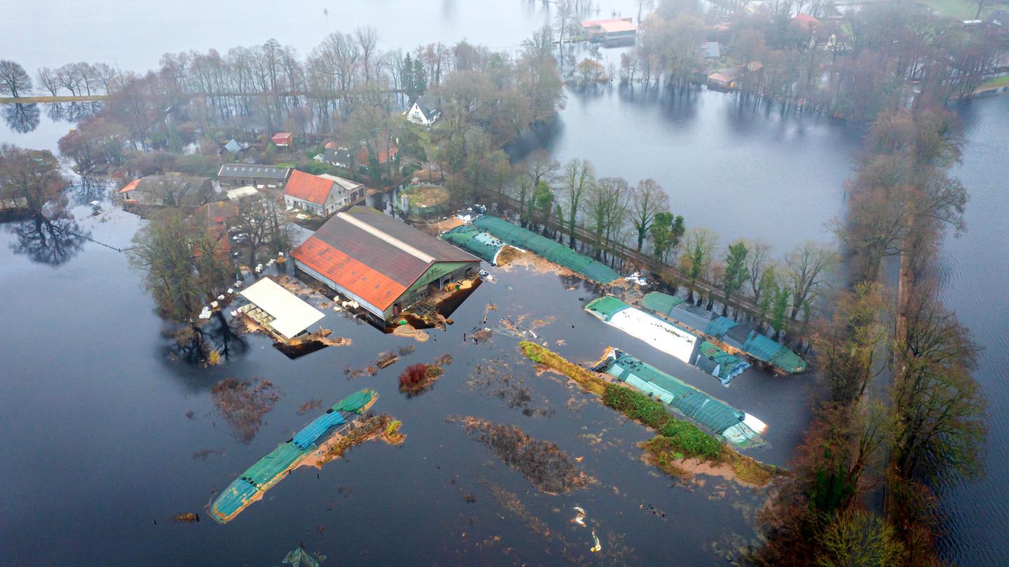 Ein Bauernhof im Bremer Stadtteil Timmersloh steht unter Wasser