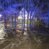 Wassermassen umspülen nach tagelangen Regenfällen ein Fachwerkhaus in Großenlüder