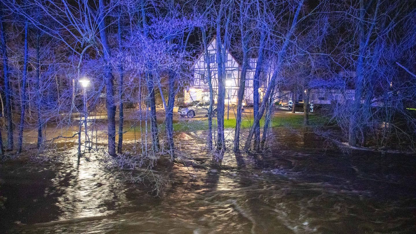 Wassermassen umspülen nach tagelangen Regenfällen ein Fachwerkhaus in Großenlüder