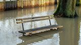 Auf einem Spielplatz in Horb an der Steinach im Landkreis Kronach steht eine Sitzbank im Hochwasser