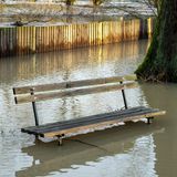 Auf einem Spielplatz in Horb an der Steinach im Landkreis Kronach steht eine Sitzbank im Hochwasser