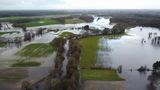 Der kleine Fluss Hunte ist in der Nähe vor Oldenburg über die Ufer getreten und hat die umliegenden Wiesen und Äcker überschwemmt