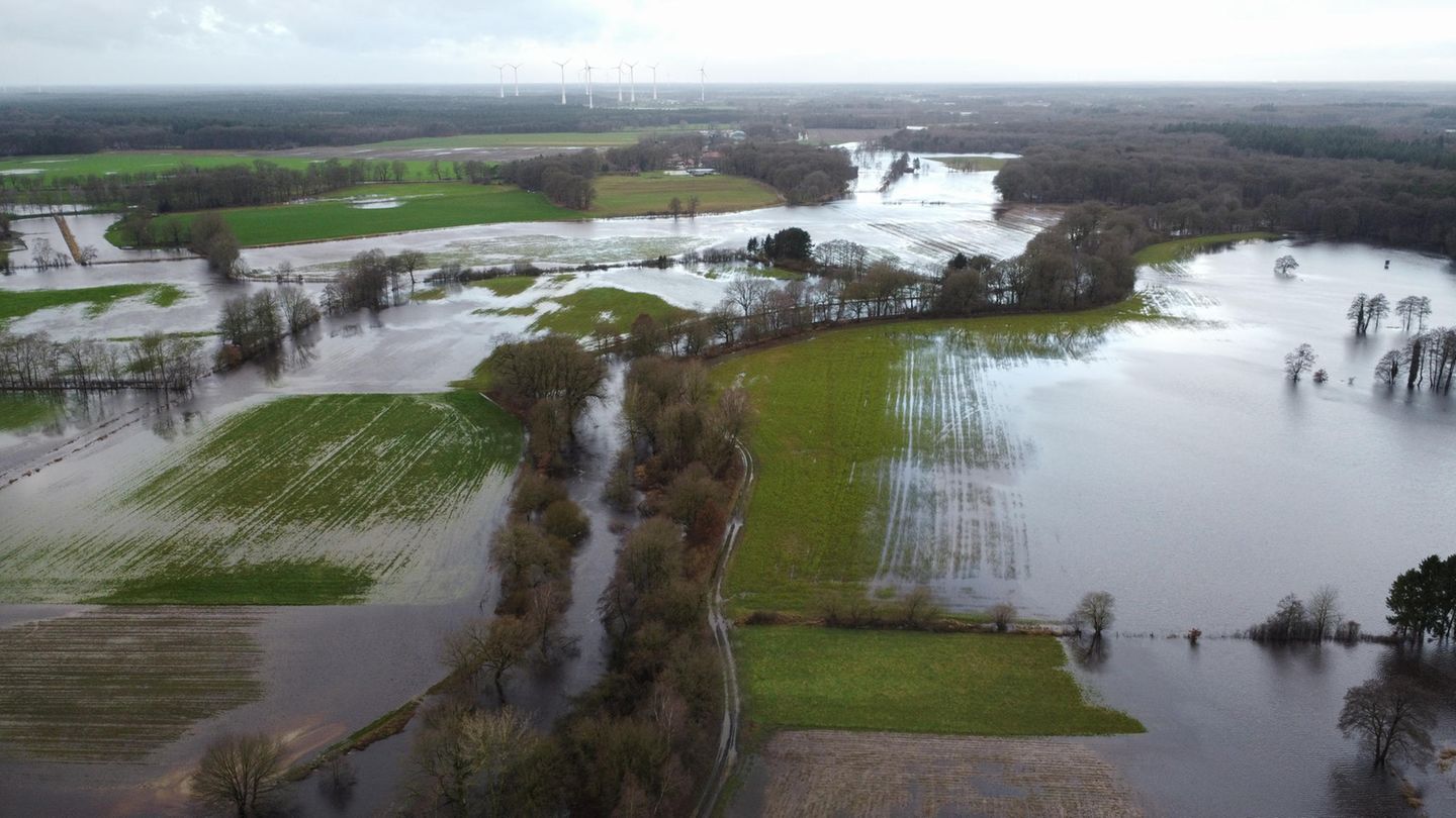 Der kleine Fluss Hunte ist in der Nähe vor Oldenburg über die Ufer getreten und hat die umliegenden Wiesen und Äcker überschwemmt