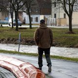 Ein mobiler Hochwasserschutz in Leina soll Anwohner vor dem Fluß Hörsel schützen. Der war hier in den Stunden zuvor über die Ufer getreten