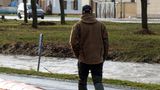 Ein mobiler Hochwasserschutz in Leina soll Anwohner vor dem Fluß Hörsel schützen. Der war hier in den Stunden zuvor über die Ufer getreten