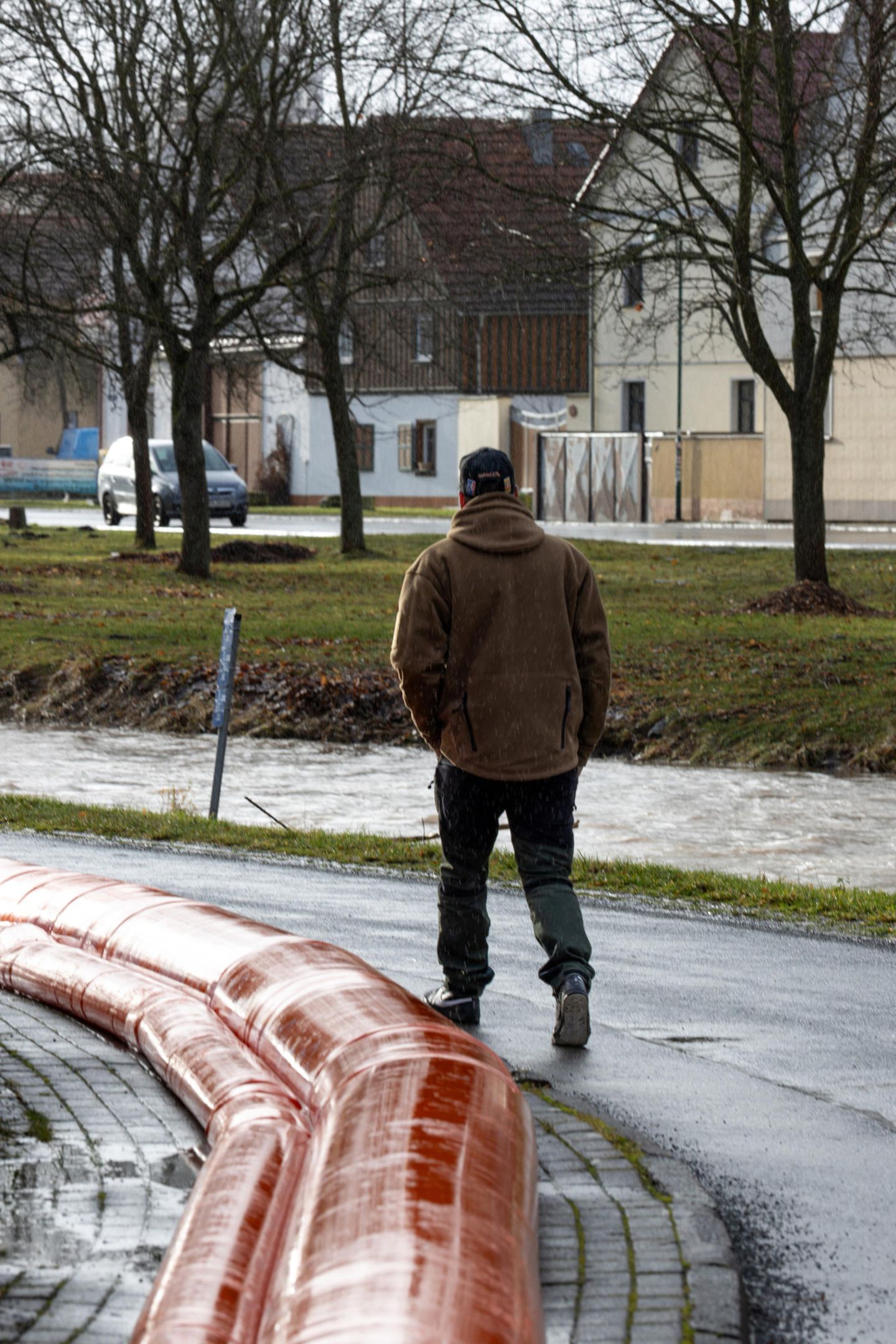 Ein mobiler Hochwasserschutz in Leina soll Anwohner vor dem Fluß Hörsel schützen. Der war hier in den Stunden zuvor über die Ufer getreten