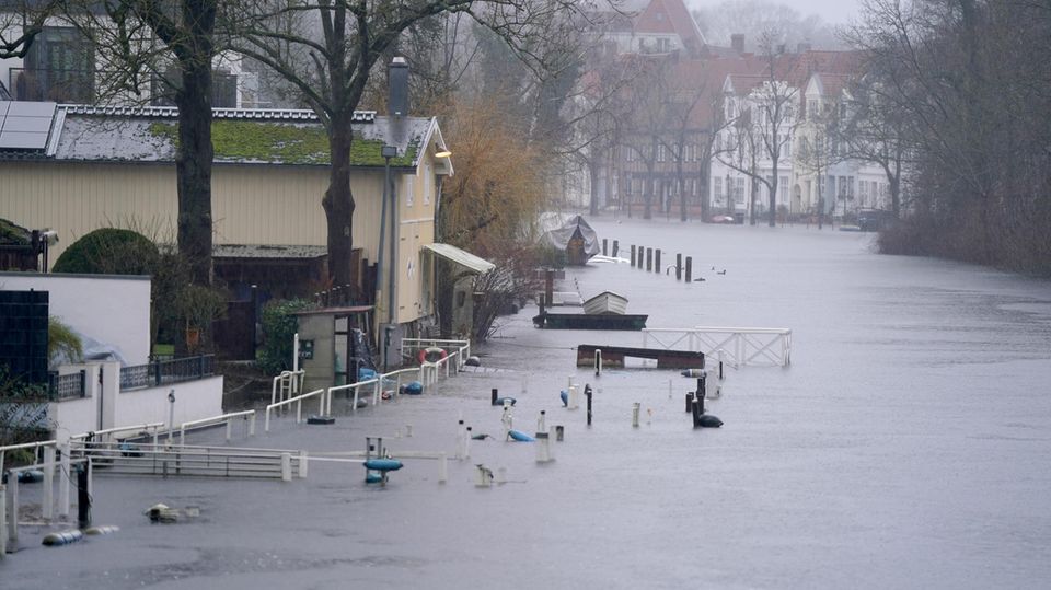 In der Lübecker Innenstadt hat die Trave Gehwege und Bootsstege überflutet