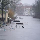 In der Lübecker Innenstadt hat die Trave Gehwege und Bootsstege überflutet