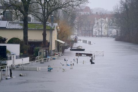 In der Lübecker Innenstadt hat die Trave Gehwege und Bootsstege überflutet