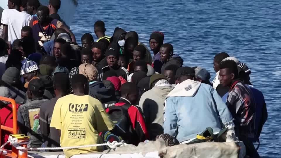 Video: Hilfe auf hoher See - 153 Migranten gerettet Video: Hilfe auf hoher See - 153 Migranten gerettet