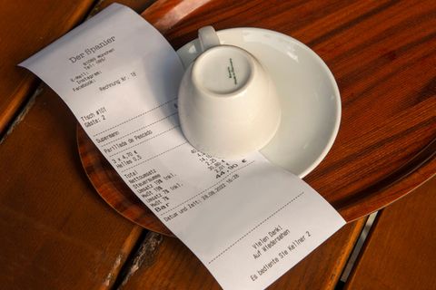 Rechnung im Café