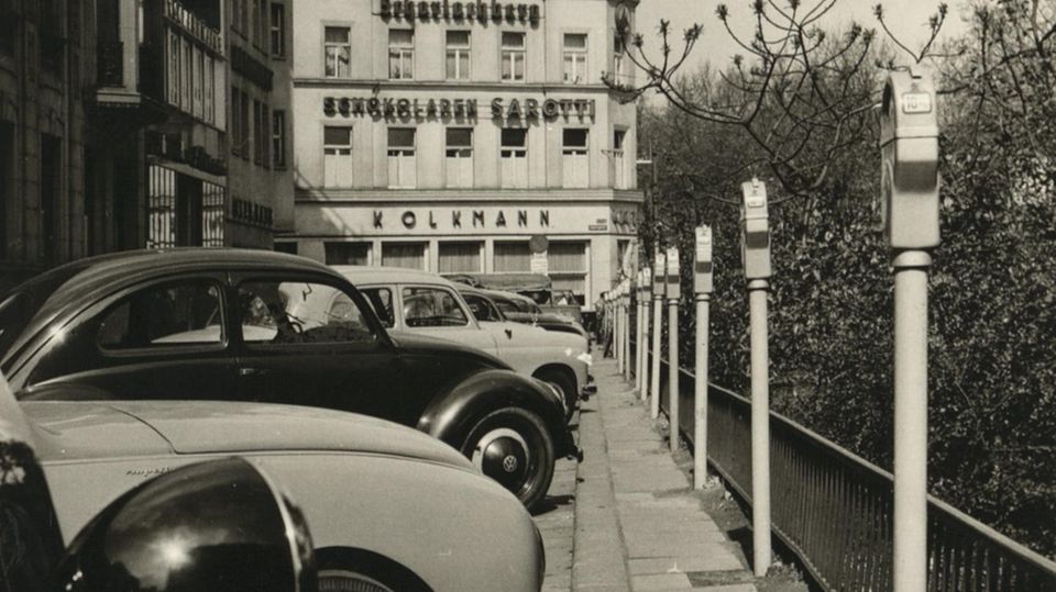 Hier fing alles an: Parkuhren im Januar 1956 in der Duisburger Innenstadt