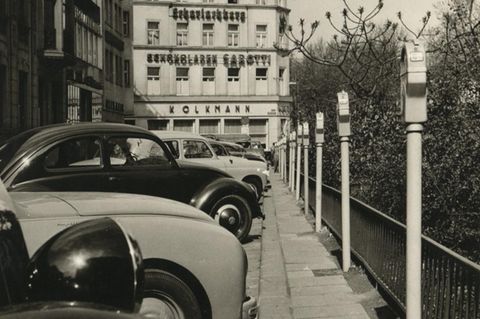 Hier fing alles an: Parkuhren im Januar 1956 in der Duisburger Innenstadt