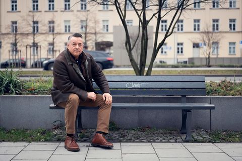 Frank Heppner sitzt auf einer Parkbank