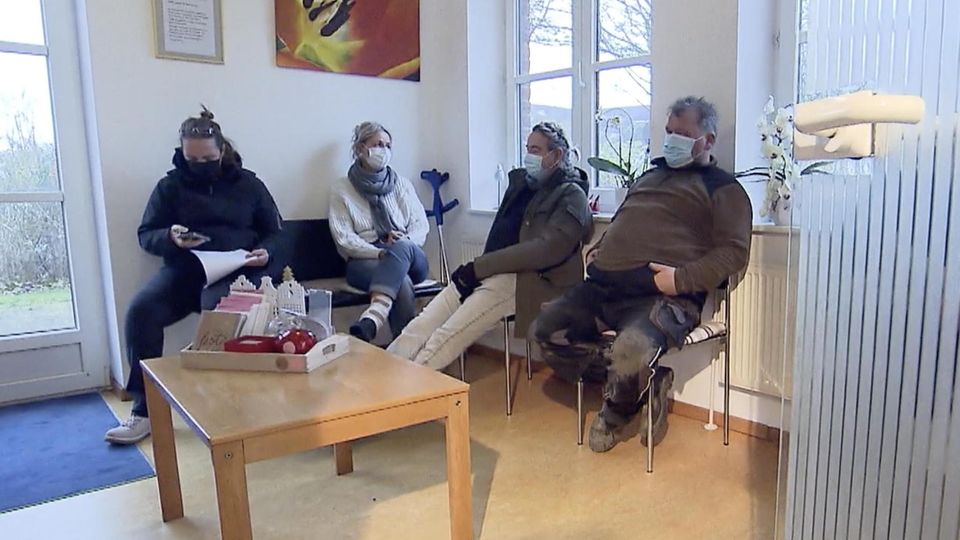 Termine beim Arzt: Wartezeiten könnten sich 2024 auf bis zu zweieinhalb Monate verlängern