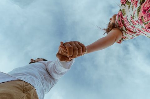 Häufig ist ein vermeidender Bindungsstil auch mit einer Bindungsangst verbunden. Wie trotz dieser vermeidenden Tendenzen sicherere Beziehungen geführt und Bindungen eingegangen werden können, erklärt die systemische Paartherapeutin Sharon Brehm im Interview.