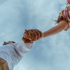 Häufig ist ein vermeidender Bindungsstil auch mit einer Bindungsangst verbunden. Wie trotz dieser vermeidenden Tendenzen sicherere Beziehungen geführt und Bindungen eingegangen werden können, erklärt die systemische Paartherapeutin Sharon Brehm im Interview.