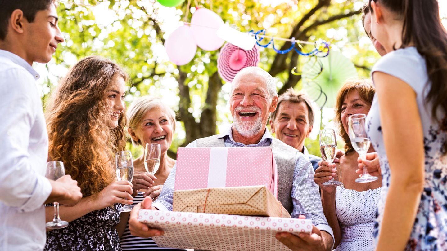 Familienfeier oder eine Gartenparty draußen im Hinterhof