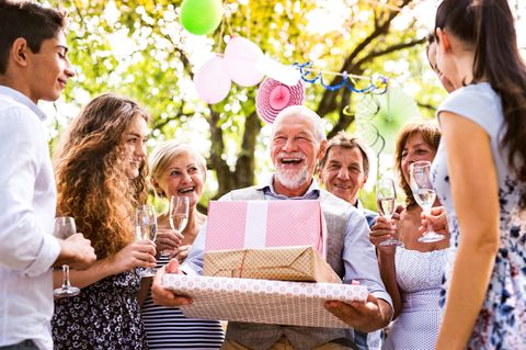 Geschenke für Opa Familienfeier oder eine Gartenparty draußen im Hinterhof