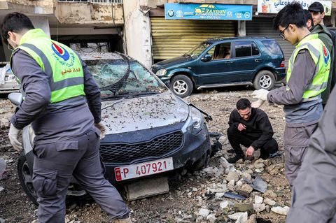 Libanesische Forensiker untersuchen die Einschlagsstelle einer höchstwahrscheinlich israelischen Drohne im Süden der libanesischen Hauptstadt Beirut. Bei dem Anschlag kamen sieben Menschen ums Leben, darunter der Hamas-Stellvertreter Saleh al-Aruri